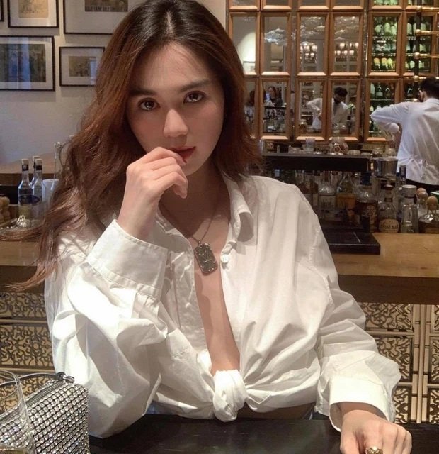 Ngọc Trinh ngày càng khoe body táo bạo, nay còn 'thả rông' đi ra ngoài cafe