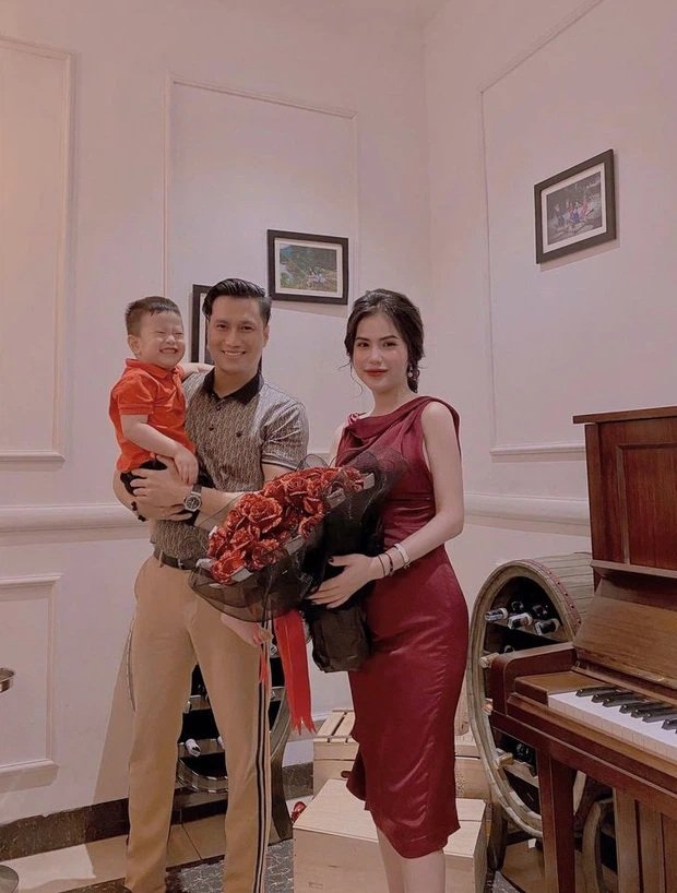 Vợ cũ phản ứng khi bị gièm pha chuyện lợi dụng Việt Anh để PR bán hàng online: 'Nhiều người cứ nói rằng mình lưu luyến chồng cũ, nào là tiếc nuối này kia, hay lợi dụng để PR cho việc bán hàng. Miệng lưỡi nhiều người cũng đáng sợ thật, nhưng ai mà có con mới hiểu được! Chả có tiếc nuối, cũng chả có níu kéo cái gì hết mà chỉ đơn giản là vì con vui nên mẹ sẽ làm tất cả thôi!'