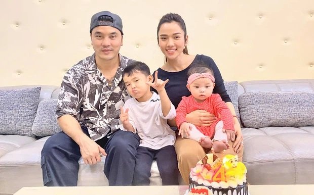 Vợ Ưng Hoàng Phúc gây tranh cãi về cách dạy con sắp 5 tuổi. Vì lý do bé thường xuyên yêu cầu mặc những bộ trang phục không phù hợp nên người mẫu Kim Cương quyết định phạt bé đứng khoanh tay một chỗ. Tuy nhiên, cũng có những ý kiến góp ý về cách dạy con của bà xã Ưng Hoàng Phúc. Họ cho rằng người mẫu Kim Cương đang áp đặt con theo ý mình mà không giải thích cho bé hiểu về lý do tại sao cô lại bắt con làm như vậy