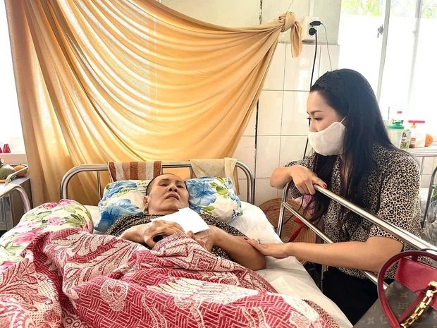 NS Hoàng Lan 7 tháng nằm trên giường bệnh không người thân chăm sóc, Trịnh Kim Chi xót xa kêu cứu giúp: 'Chị Hoàng Lan hiện tại nằm một chỗ. Chính vì nằm một chỗ đã từ lâu nên phần sau lưng chị bị hoại tử trầm trọng và ăn gần vào xương. Chị vừa trải qua 2 lần phẫu thuật để lấy da tay đắp vào phần hoại tử phía sau của chị'