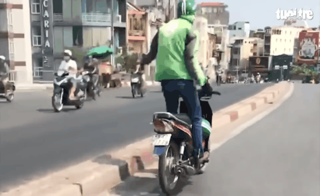 CLIP: Thanh niên mặc áo Grab thả 2 tay, đứng trên xe lao vun vút trên đường