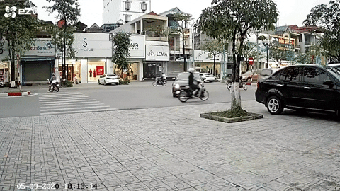 Clip: Tài xế đạp nhầm chân ga húc văng xe máy, tông đổ cây trên vỉa hè