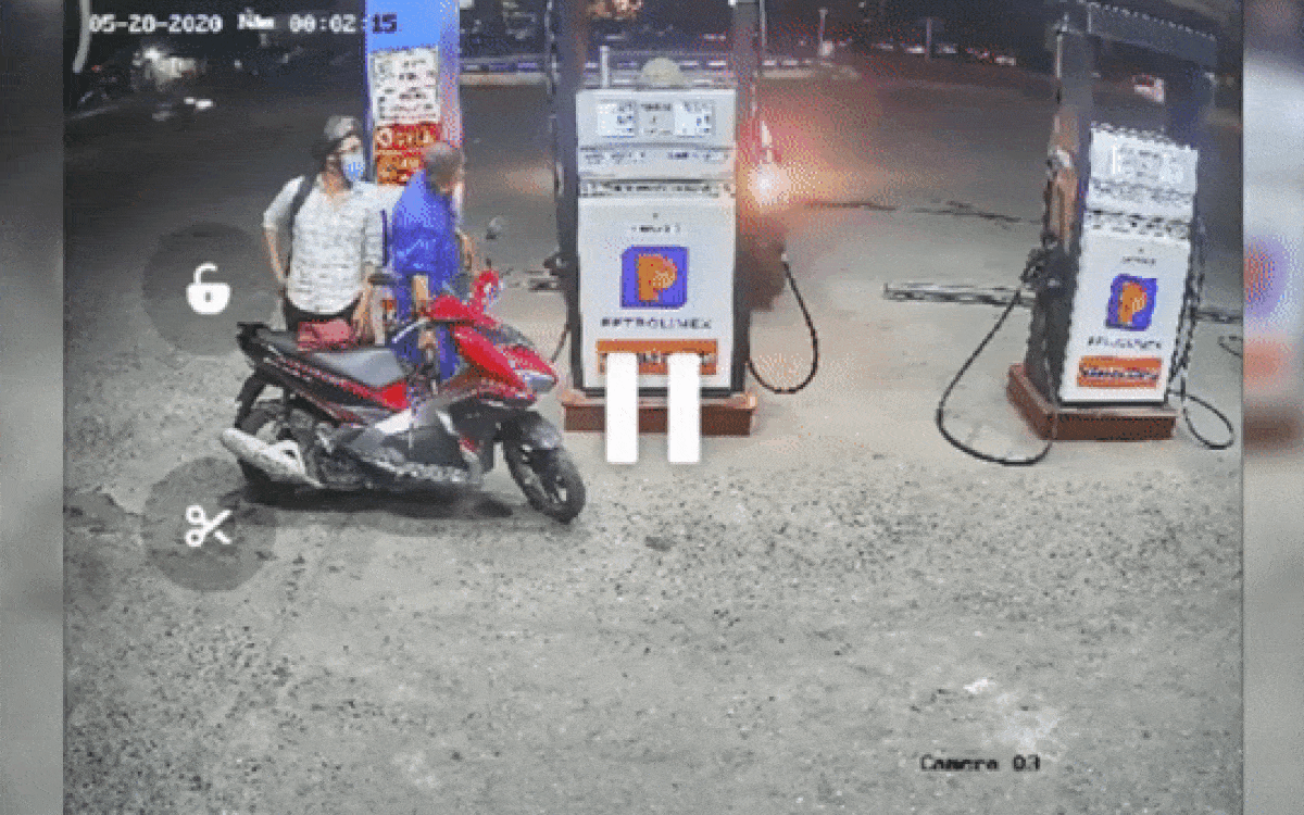 VIDEO: Lùi xe trúng hộp bơm xăng, ô tô bốc cháy dữ dội