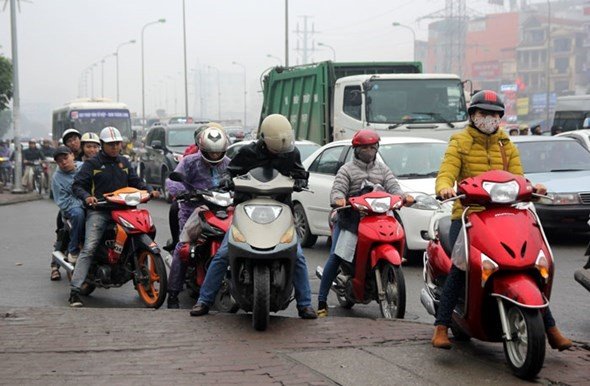 Hạ tầng giao thông không kịp đáp ứng cộng thêm ý thức kém của người dân càng làm giao thông bí bách.