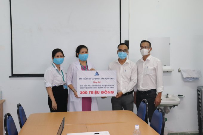Ông Nguyễn Bá Lương- Trưởng bộ phận Quản lý thi công miền Nam, Ủy viên Ban chấp hành công đoàn Tập đoàn DELTA tiến hành trao tặng số tiền ủng hộ 300 triệu đồng tại Bệnh viện Nhiệt đới TP Hồ Chí Minh.