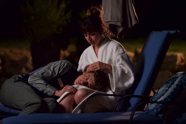 Ana de Armas diễn cảnh tình cảm bên bạn diễn Tye Sheridan trong phim tội phạm, tâm lý The Night Clerk