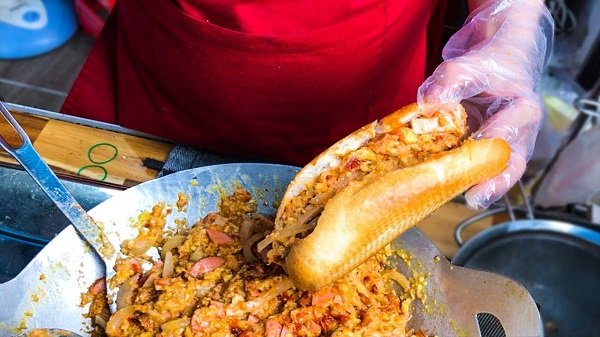Khám phá ẩm thực Hà Thành về đêm không thể bỏ qua Bánh mì dân tổ,