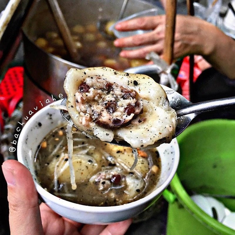 Bánh trôi tàu cô Vân thu hút rất nhiều thực khách ưa các món bánh mặn.