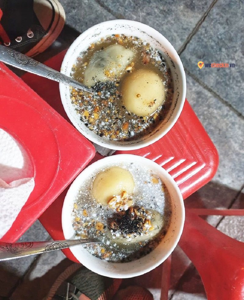 Bánh trôi tàu Điệp Béo là một quán vỉa hè ngay mặt đường phố Hàng Điếu, mở cửa từ chiều đến 11h đêm.