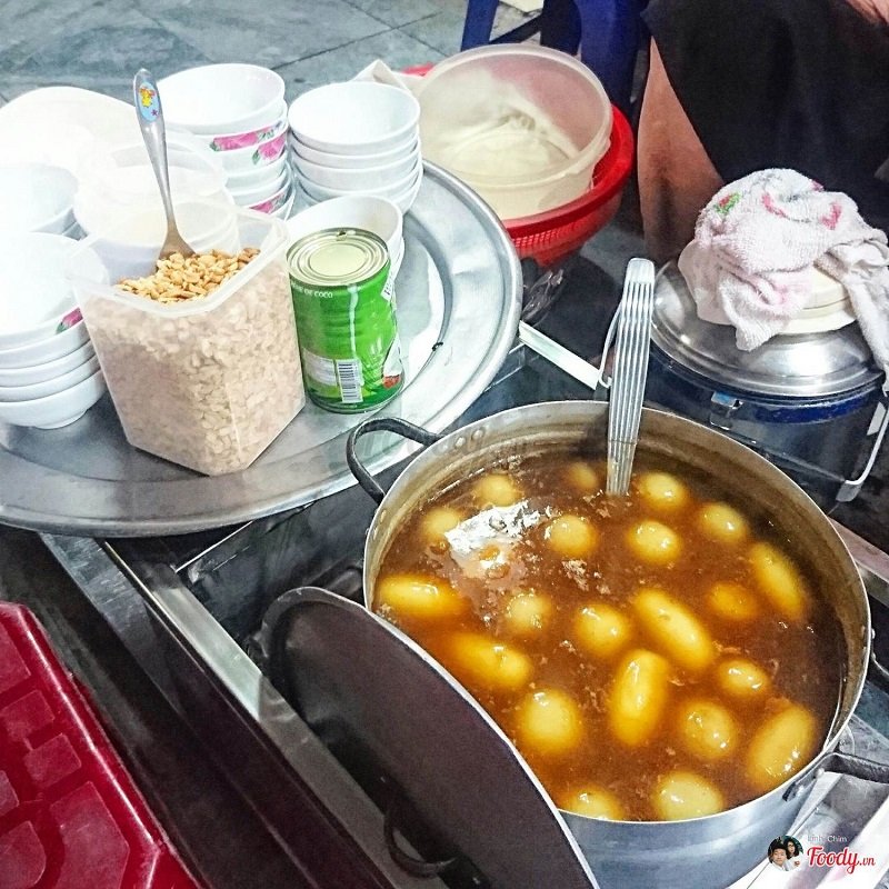 Bánh trôi tàu Hàng Ngang có lẽ là quán có thâm niên lâu đời nhất.