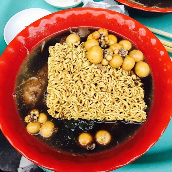 Cùng thưởng thức bát mì gà tần đậm vị miền Bắc.