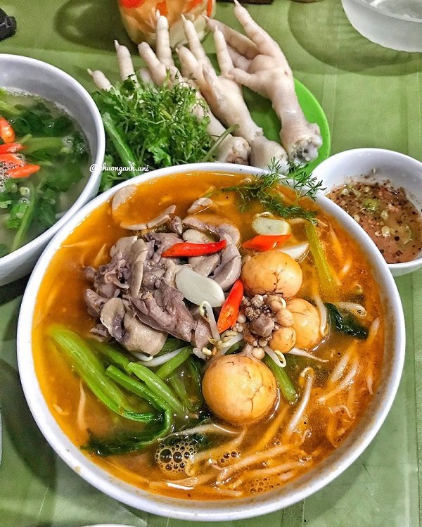 Bát mì tim chua cay Phúc Tân đầy đặn, đẹp mắt.