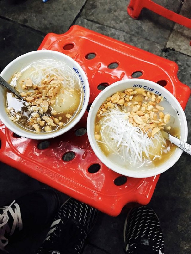Được biết tới như một địa chỉ xôi chè lâu năm tại Hà Nội, nhưng bạn không nên bỏ lỡ hương vị bánh trôi tàu ở đây.