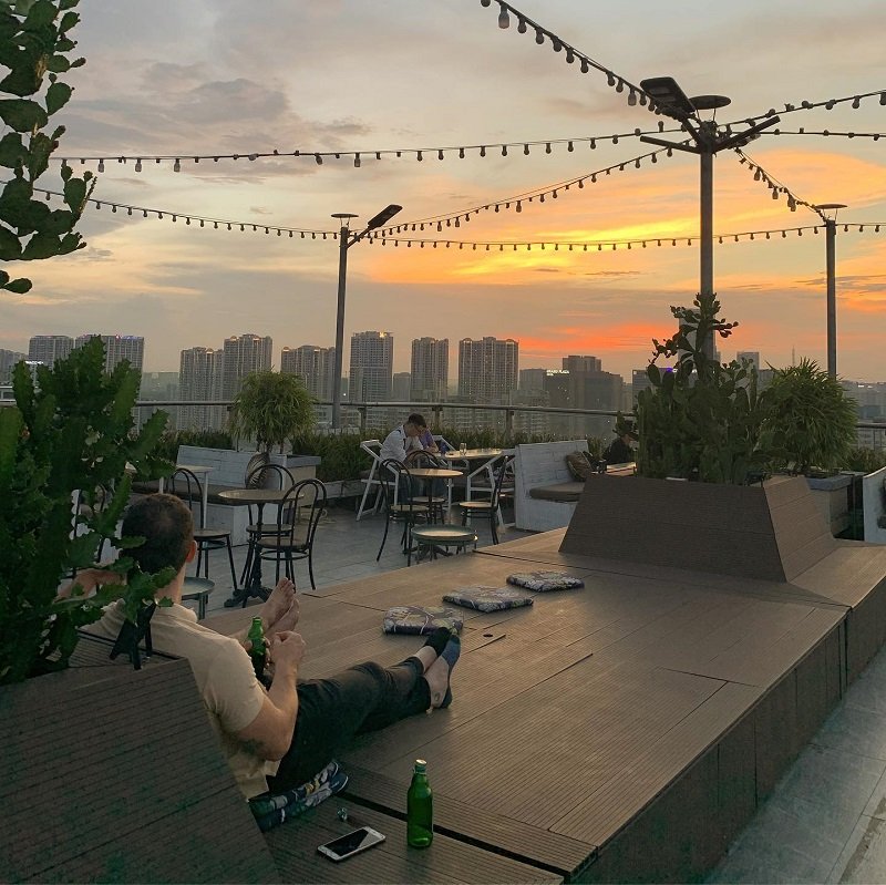 Trill Rooftop Cafe chính là quán cafe trên cao ở Hà Nội nổi tiếng nhất.
