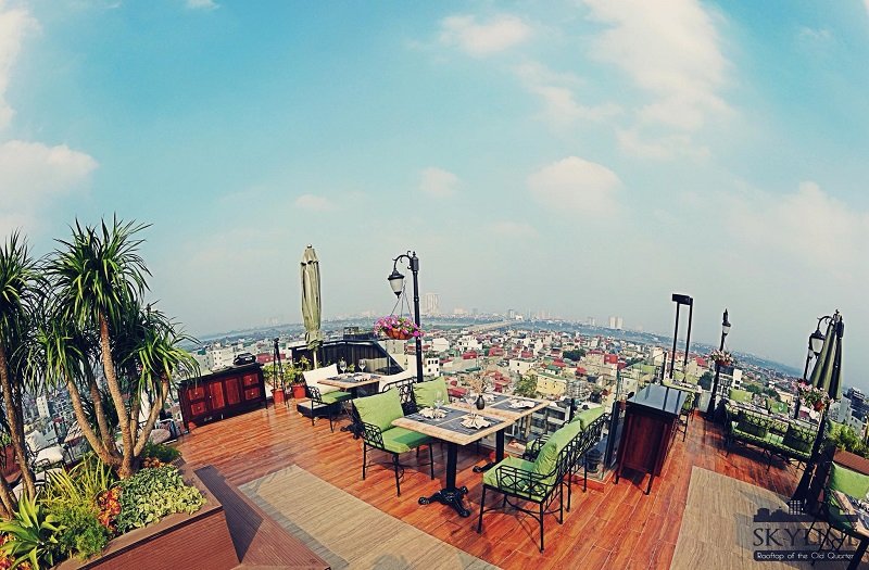 Không gian quán được đánh giá là đẹp nhất khi hoàng hôn buông xuống và phố xá bắt đầu lên đèn.