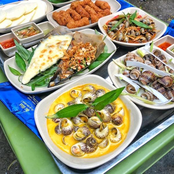 Với nhiều cách chế biến, món ốc trở thành món ăn quen thuộc thân thương với dân thủ đô mỗi độ gió về.