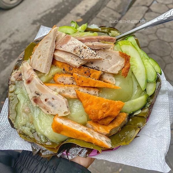 Đĩa bánh giò 'full topping' vô cùng hấp dẫn.