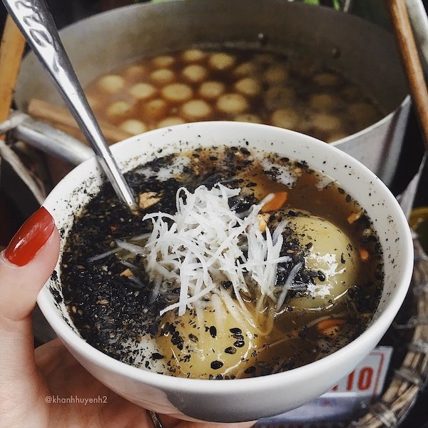 Nguyên liệu làm bánh trôi tàu được chế biến từ gạo nếp, đỗ xanh, vừng đen, gừng, dừa tươi, đường, lạc… vô cùng bình dị nhưng vẫn rất ngon.