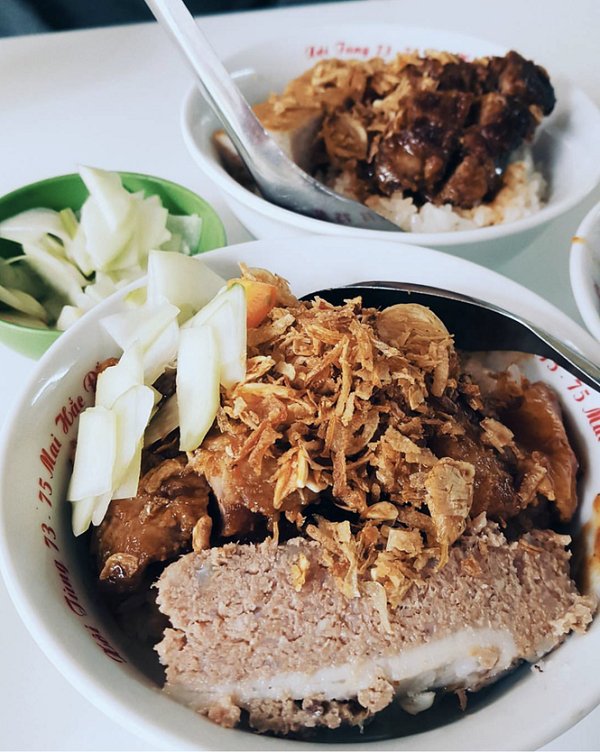 Xôi Anh Tùng cũng là một quán xôi nổi tiếng vì những món mặn khá đặc sắc, như thịt kho, patê của quán.