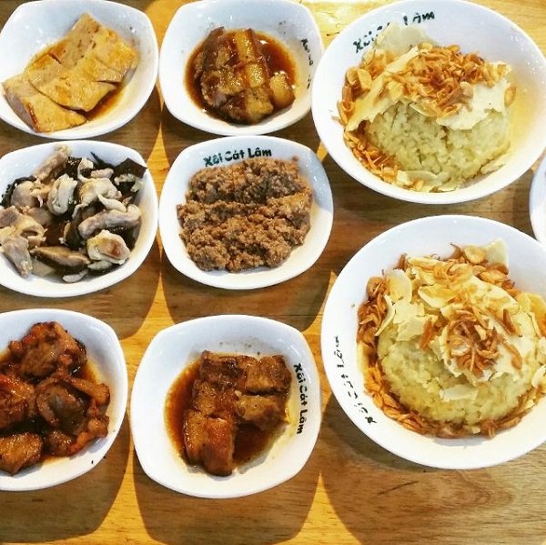 Quán nổi tiếng nhất món xôi vò với vị ngon ở từng hạt gạo nếp, hành phi thơm lừng, và các món ăn kèm như gà xào, xá xíu, sườn nướng, pate,…