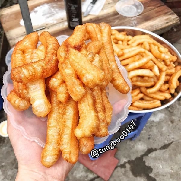 Những chiếc quẩy vàng rụm đẹp mắt, cắn một miếng liền giòn tan trong miệng.