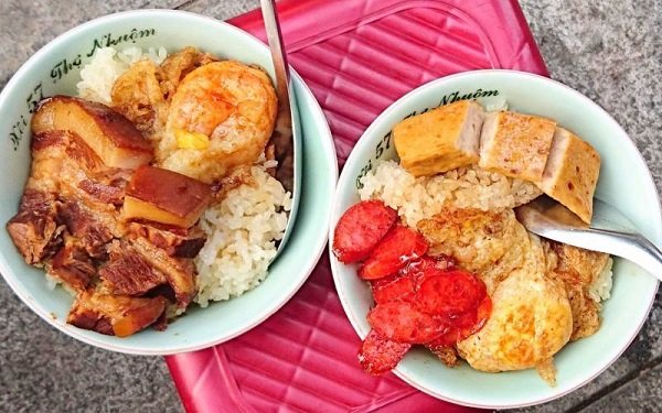 Xôi bà Thu nổi tiếng với món xôi thịt kho ngon bá cháy.