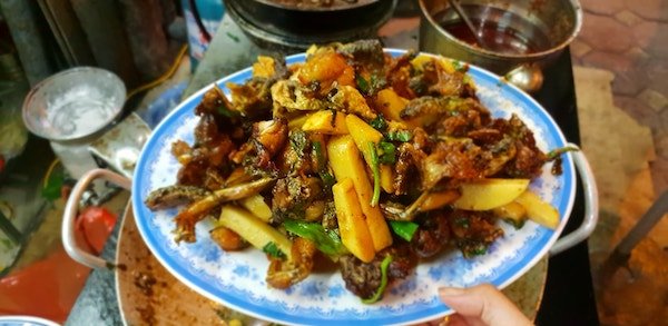 Không gian Bốp Bin tuy hơi nhỏ nhưng thoáng mát, rất thích hợp để ăn nhậu cùng hội bạn.