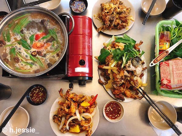 Lẩu ếch măng cay tại Hương Mực Quán được nhiều thực khách ưa chuộng.