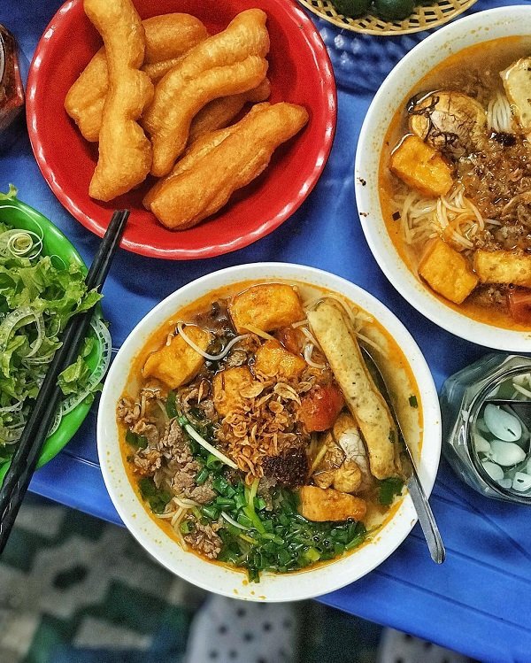 Bún riêu Bà Tám hợp với những ai thích ăn béo và đậm đà, thêm đủ loại topping như thịt bò tái, ốc, giò, đậu là no nê ngập miệng.