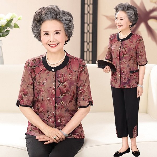 Còn điều gì tuyệt vời hơn khi các bà mẹ được mặc bộ quần áo do chính con cái mua tặng?