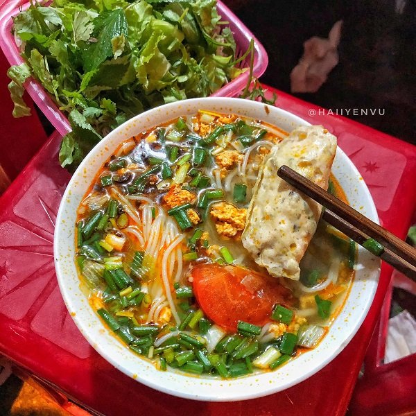 Không giống như những quán bún khác có đủ đậu, thịt bò, bún riêu ở Hồng Phúc chỉ có gạch cua, nước riêu và thêm chiếc giò tai đặt riêng từ Phú Thượng.