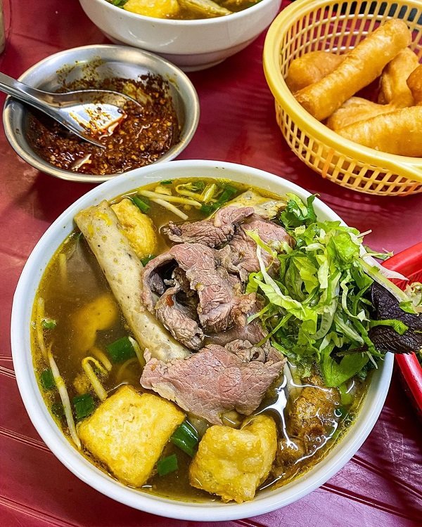 Bún riêu Huyền Thu thu hút đông đảo thực khách đến thưởng thức.