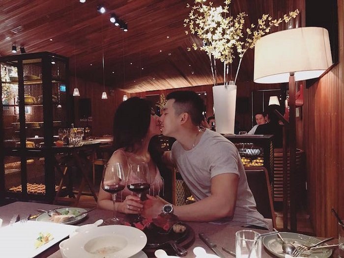 Một bữa tối lãng mạn chỉ có 2 người sẽ là kỉ niệm khó quên đối với cô ấy.
