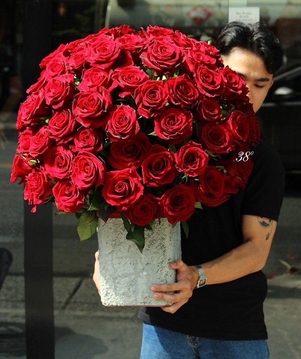 38 Degree Flower là một shop hoa đẹp ở Hà Nội nổi tiếng với các loại hoa nhập khẩu châu và các loại hoa lạ và độc đáo.