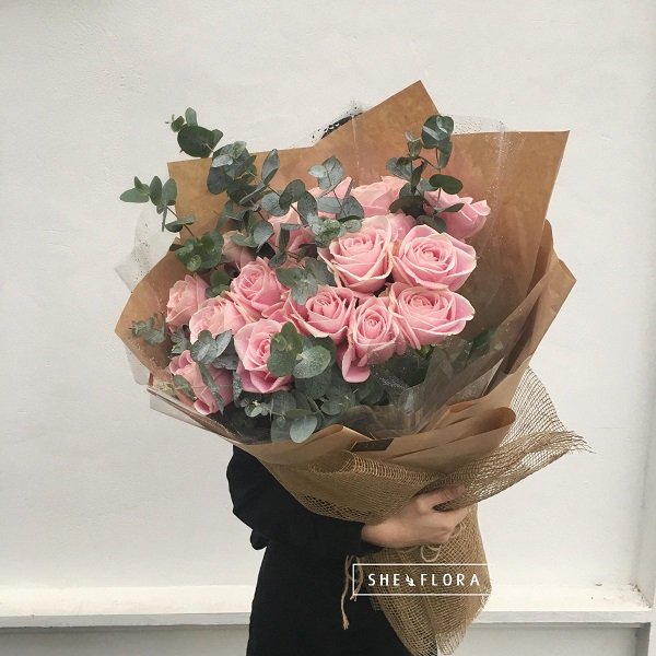 SHE Flora chuyên về hoa nhập khẩu với nhiều loại hoa bắt trend như các loại hồng nhập, mao lương, thanh liễu… luôn tươi rói.