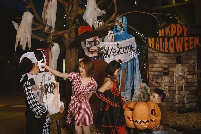 Cái tên Halloween là chữ viết tắt của cụm “All Hallows Evening” có nghĩa là buổi tối thánh thiêng.