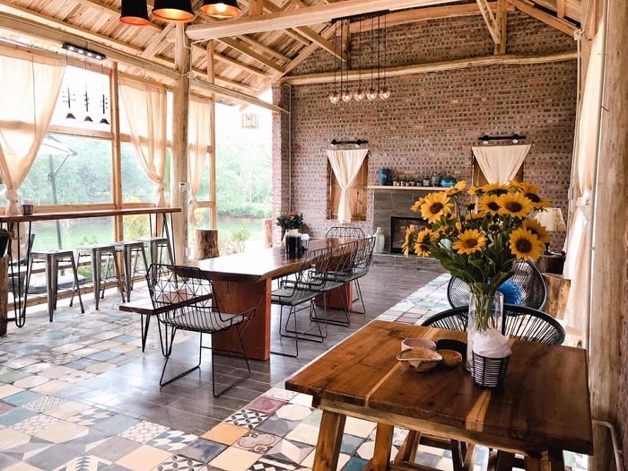 Khu bếp sạch sẽ ấm cúng của Queen’s Homestay.