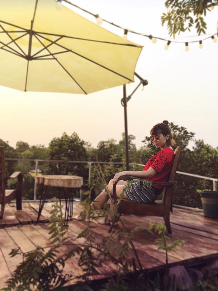 Một góc cafe tại Queen’s Homestay để bạn tha hồ sống 'ảo'.