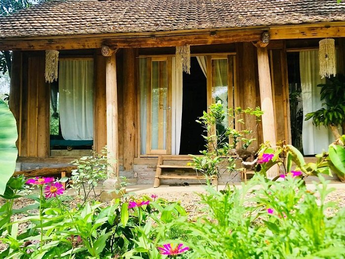 Không gian thơ mộng bên ngoài căn gỗ mộc.