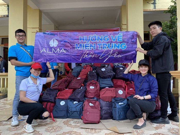 100 suất quà đến trường học và hội người mù xã Tân Ninh, huyện Quảng Ninh, tỉnh Quảng Bình.