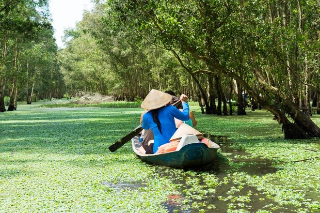 Miền Tây lúc nào cũng vậy thành bình và êm ả đến lạ thường.