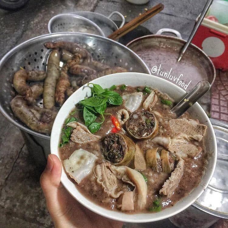 Cháo lòng - đầu ngõ 54 phố Hoa Bằng, quận Cầu Giấy.