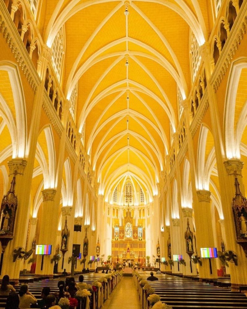 Bạn có thể lên lịch trình khám phá những giáo đường lớn và cổ kính hàng đầu.