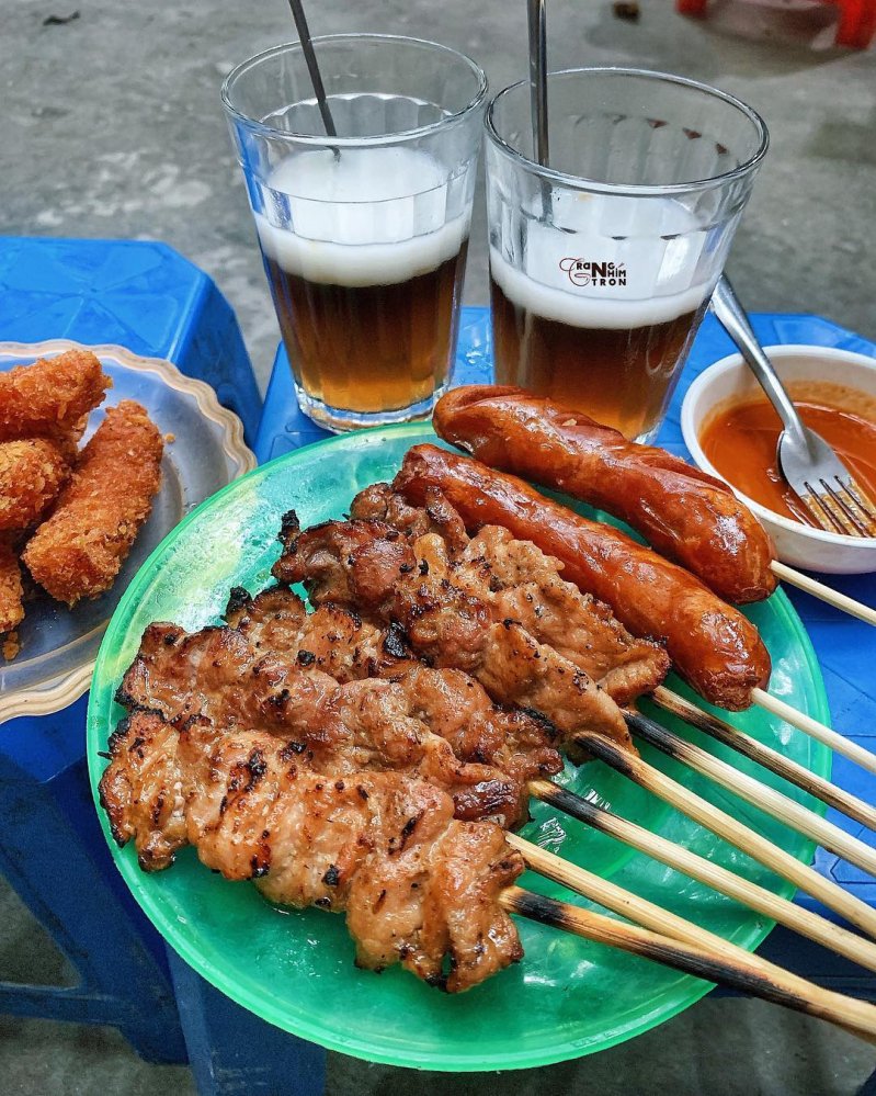 Thạch rau câu và thịt xiên được xem là hai món đỉnh nhất của quán này.