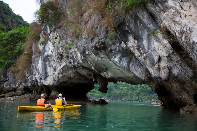 Trong hành trình di chuyển giữa các đảo, bạn dễ dàng bắt gặp hình ảnh con người Hải Phòng bình dị, chất phát.
