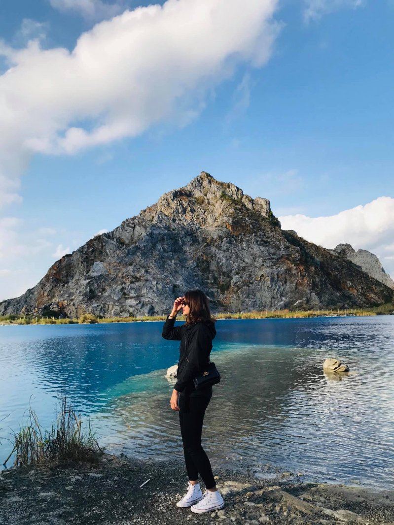 Màu xanh đặc biệt của hồ kết hợp với quang cảnh hoang sơ xung quanh tạo nên background sống ảo được lòng dân mê xê dịch.