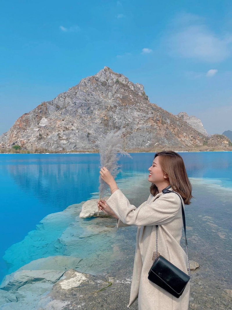 Hồ nước độc đáo này được biết đến với tên gọi Tuyệt tình cốc.