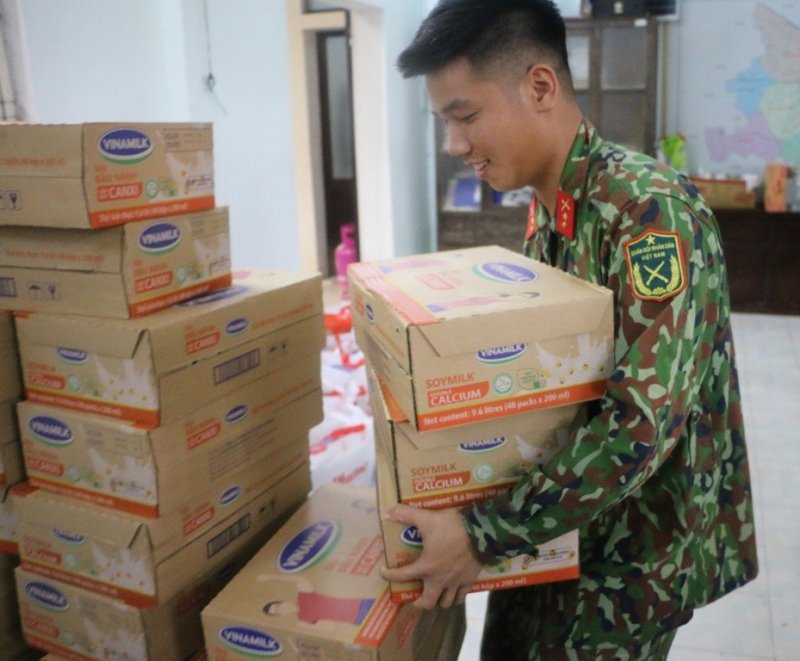 2.100 phần quà đầu tiên đã được trao đến tay người dân miền Trung đang gặp khó khăn vì bão lũ