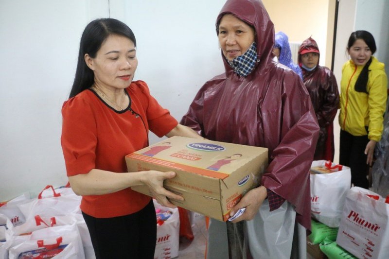 2.100 phần quà đầu tiên đã được trao đến tay người dân miền Trung đang gặp khó khăn vì bão lũ
