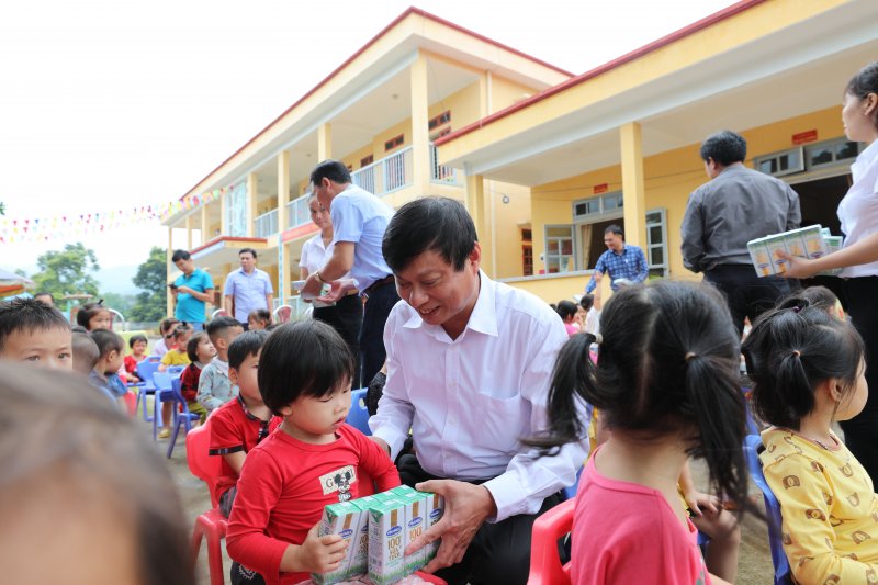 Các đại biểu trao tặng sữa tận tay cho các em học sinh tham dự chương trình.